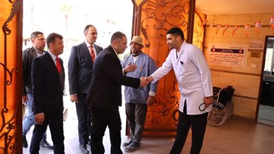 محافظ دمياط يزور مستشفى رأس البر المركزي ويهنأ الطاقم بعيد الفطر