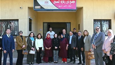 لفتة إنسانية.. محافظ البحيرة تحتفل بالعيد مع كبار السن والأطفال