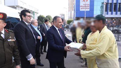 لتهنئتهم بالعيد.. محافظ الشرقية يزور دار رعاية الاطفال  وعمال تحسين البيئة 