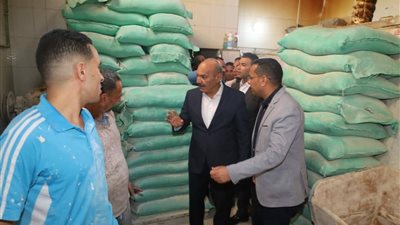 محافظ السويس يتفقد مخزن أنابيب ومخبز بلدي بنطاق حي الأربعين 