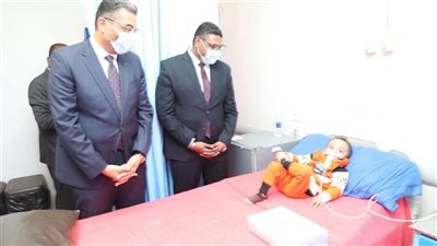 صورة مريض صغير تتصدر السوشيال خلال زيارة محافظ البحر الأحمر للمستشفيات 