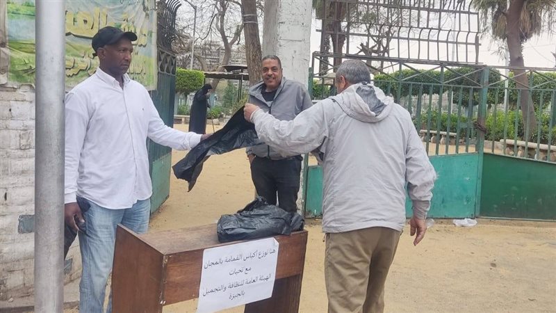 جانب من توزيع أكياس