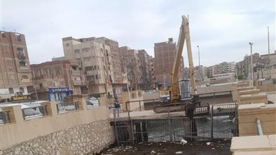 استجابة سريعة لتوجيهات محافظ السويس.. تطهير ترعة السويس ورصد المخالفات 