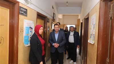محافظ دمياط يتفقد الإدارة الاجتماعية بالروضة ويستمع لمطالب المواطنين