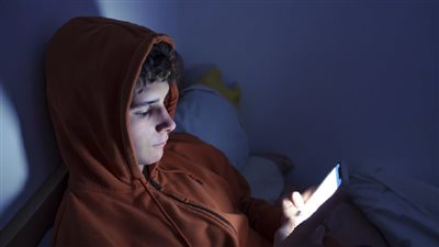 دراسة جديدة.. الهاتف وتأثيره الخفي على شيب الشعر وظهور التجاعيد
