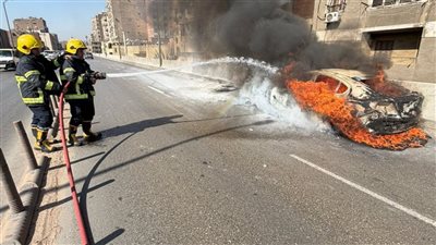 السيطرة على حريق نشب بسيارة ملاكي أعلى كوبري حدائق القبة بالقاهرة