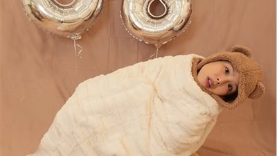 امرأة تصبح حديث الأنترنت بسبب قيامها بجلسة تصوير مولود جديد في عيد ميلادها