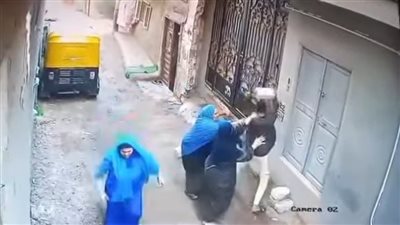 الأمن يفحص فيديو تعدي شخص على سيدات ومحاولة تحطيم بوابة عمارة بالشرقية