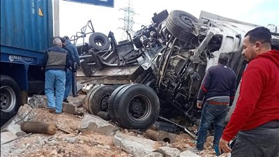 بسبب سوء الطقس.. انقلاب سيارة نقل محملة بالبضائع بالمنطقة الصناعية في الجيزة