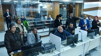 من مركز السيطرة.. محافظ الإسكندرية يتابع تداعيات العاصفة الرياحية