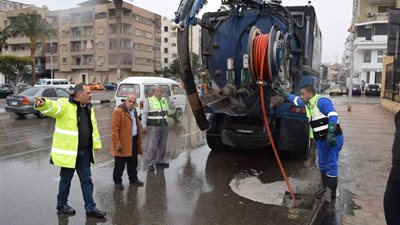رئيس مياه القناة يتابع جهود الشركة الميدانية للتعامل مع نوة الأمطار