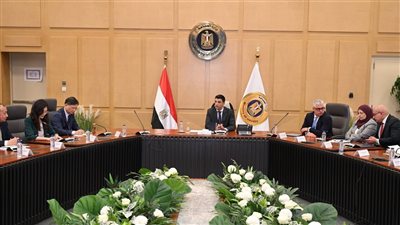  وزير الصناعة يبحث مع مجموعة 
