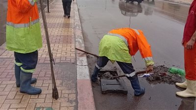 انتشار موسع للمعدات وفرق الطوارئ ورفع تجمعات مياه الأمطار أولًا بأول بالبحيرة