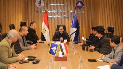 محافظ دمياط يرأس غرفة العمليات لمتابعة الطقس ويؤكد استمرار الانعقاد يومين 