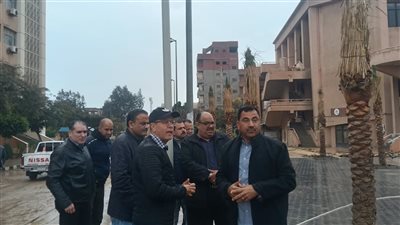 رئيس جامعة بنها يتفقد المنشآت الجامعية وإزالة آثار مياه الأمطار