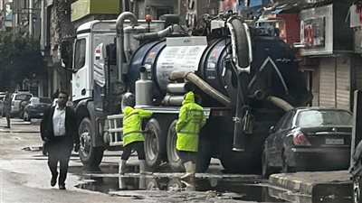  استمرار عمليات رفع تراكمات وتجمعات المياه من الطرق والأنفاق بالجيزة |صور
