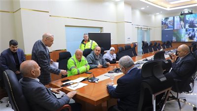محافظ القاهرة يتفقد استعدادات مواجهة التقلبات الجوية من مركز الطوارئ 