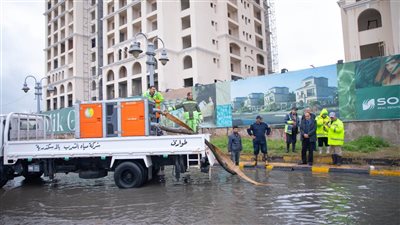 رئيس مياه الشرب بالجيزة يتابع ميدانيًا أعمال سحب مياه الأمطار بمختلف المناطق 