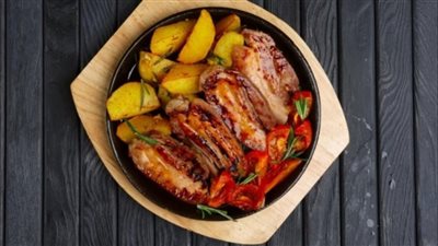 كيف تحضرين لحم بالفرن مع البطاطس والخضار بطعم رائع ؟