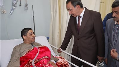 محافظ سوهاج يزور رئيس مكتب تموين عرابة أبيدوس بمستشفى الهلال للاطمئنان عليه