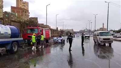 انتشار مكثف لرجال المرور بصلاح سالم  وعباس العقاد والمطرية لمواجهة الامطار 