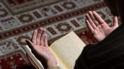 هل يجوز جمع الصلوات في البرد والمطر؟ أمين الفتوى يوضح الحكم والشروط