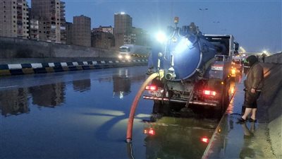 استمرار جهود شركة مياه القليوبية لرفع تجمعات مياه الأمطار طوال الليل والصباح
