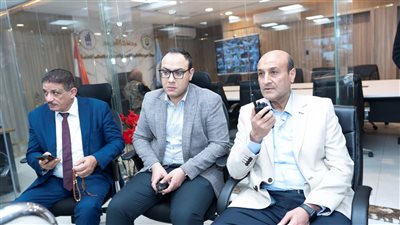 محافظ أسيوط يتابع الحالة الجوية لحظة بلحظة عبر مركز السيطرة الوطني للطوارئ