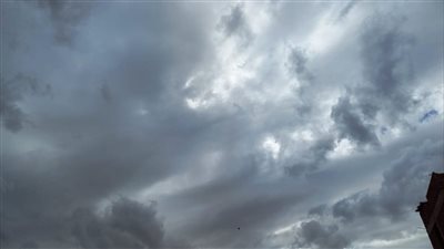 طقس قنا اليوم..  انخفاض بدرجات الحرارة وغيوم جزئية  