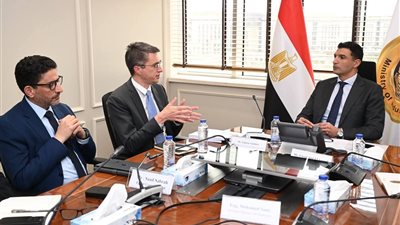 وزير الصناعة يبحث مع 