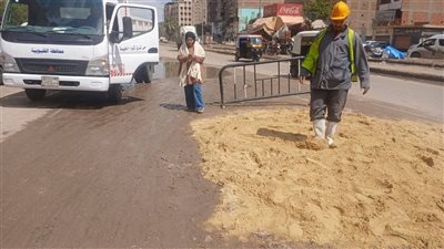 حى شرق شبرا الخيمة بالقليوبية ينجح فى إصلاح هبوط أرضى بشارع 15 مايو