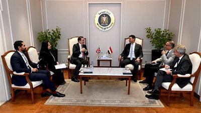وزير الصناعة يبحث مع سفير بريطانيا تعزيز الاستثمارات في مصر