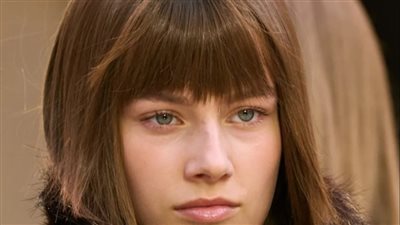 أفكار تسريحات يومية لإخفاء الفراغات والحصول على شعر أكثر كثافة