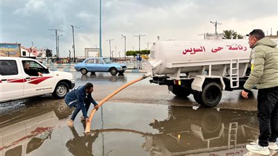 كسح المياه المتراكمة في شوارع السويس بعد أمطار غزيرة تحت متابعة المحافظ