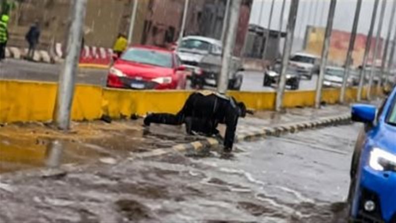 أمين شرطة يسلك بالوعة