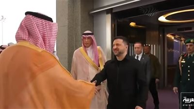 لحظة ووصل الرئيس الأوكراني فولوديمير زيلينسكي إلى مدينة جدة (فيديو)