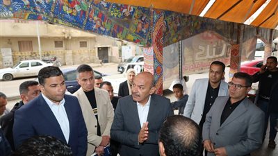 بدءا من السبت.. محافظ السويس يشدد على تطبيق قرار غلق المحال التجارية 
