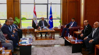 محافظ السويس يبحث مع أعضاء النواب والشيوخ تطوير المرافق والخدمات العامة 