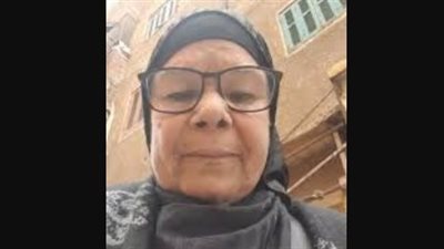 بناتها طردوها ورموا عفشها في الشارع.. القصة الكاملة للأم التي أبكت الجميع