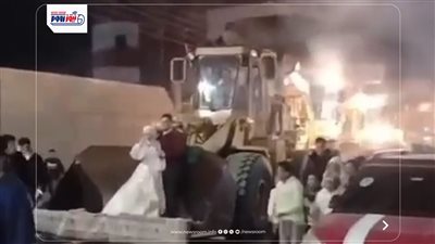 زفة بـ اللوادر في الفيوم.. عريس يكسر التقاليد بموكب معدات ثقيلة