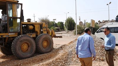 محافظ أسوان يضبط أسطوانات بوتاجاز تُباع بأزيد من سعرها ويأمر بالتحفظ عليها 