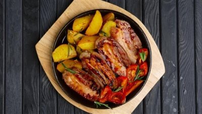 حضري لحم بالفرن مع البطاطس والخضار بمذاق غني مثل المطاعم