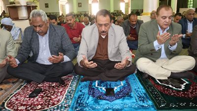 محافظ سوهاج ونائبه يؤديان صلاة الجمعة بمسجد الشرطة بحي شرق