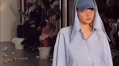 رمي العارضات بالقمامة في عرض أزياء بأسبوع الموضة.. ما القصة؟