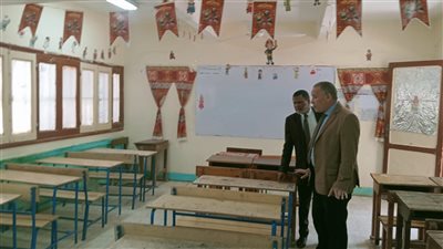 مدير تعليم أسيوط يواصل متابعة إزالة آثار العواصف بمدارس منفلوط
