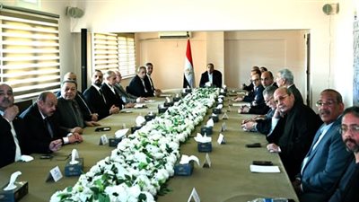 رئيس الوزراء يعقد اجتماعًا مع أعضاء مجلس إدارة سوق العبور لتجارة الجملة