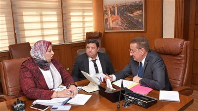  محافظ بورسعيد يلتقي عدد من المواطنين ويستمع إلى شكواهم و مطالبهم