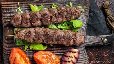 طريقة عمل الكفتة المشوية في الصينية بطعم الحاتي بسهولة في المنزل