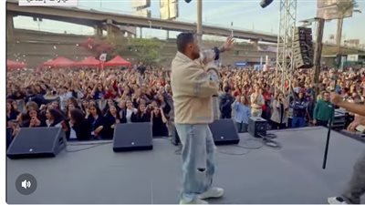   تامر حسني يمازح جمهوره: «شوفوا مستوايا العظيم في الفرنساوي»