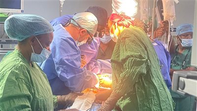 فريق طبي من جامعة المنصورة يجري جراحات قلب متقدمة في تنزانيا